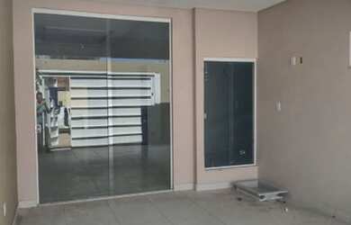 Imagem: A casa possui 3 Dormitórios, 2 Banheiros, 1 Vaga na garagem