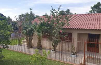 Imagem: A casa possui 3 Dormitórios, 3 Banheiros, 3 Vagas na garagem