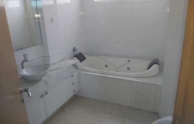 Imagem: O apartamento possui 3 Dormitórios, 4 Banheiros, 2 Vagas na