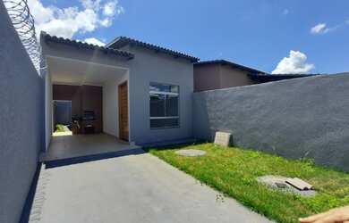 Imagem: A casa possui 3 Dormitórios, 2 Banheiros, 2 Vagas na garagem