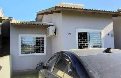 Imagem: A casa possui 2 Dormitórios, 1 Banheiro, 2 Vagas na garagem