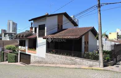Imagem: A casa possui 3 Dormitórios, 1 Banheiro, 2 Vagas na garagem