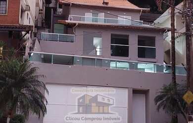 Imagem: A casa possui 4 Dormitórios, 4 Banheiros, 5 Vagas na garagem