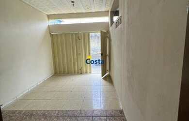 Imagem: A casa possui 3 Dormitórios, 1 Banheiro, 1 Vaga na garagem