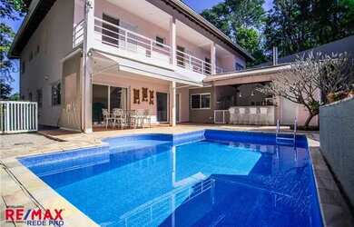 Imagem: A casa possui 5 Dormitórios, 5 Banheiros, 4 Vagas na garagem