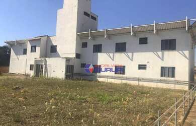 Imagem: O depósito possui 5 Vagas na garagem e 900m² de Área e está