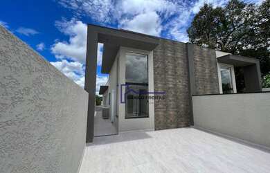 Imagem: A casa possui 3 Dormitórios, 2 Banheiros, 2 Vagas na garagem