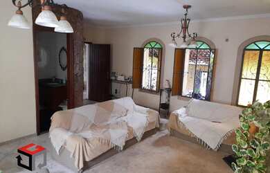 Imagem: A casa possui 3 Dormitórios, 3 Banheiros, 2 Vagas na garagem