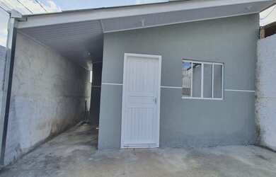 Imagem: A casa possui 1 Dormitório, 1 Banheiro, 1 Vaga na garagem