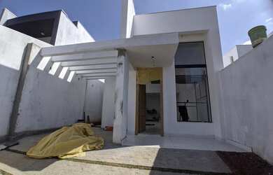 Imagem: A casa possui 3 Dormitórios, 1 Banheiro, 2 Vagas na garagem