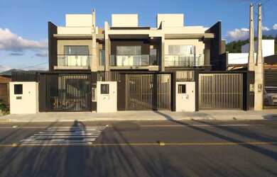 Imagem: A casa possui 3 Dormitórios, 2 Banheiros, 1 Vaga na garagem