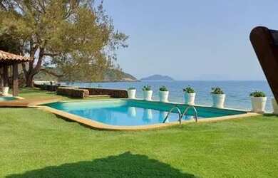 Imagem: A casa possui 5 Dormitórios, 2 Vagas na garagem e está localizado