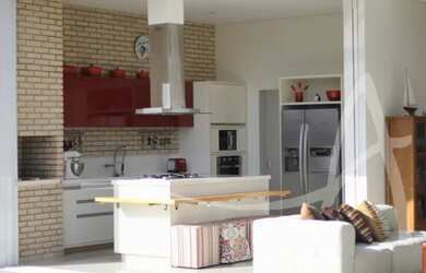 Imagem: A casa em condomínio possui 4 Dormitórios, 5 Banheiros, 2