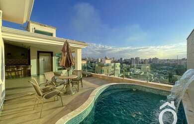 Imagem: A casa possui 4 Dormitórios, 5 Banheiros, 4 Vagas na garagem