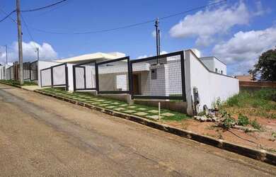 Imagem: A casa em condomínio possui 4 Dormitórios, 2 Banheiros, 4