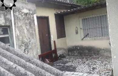 Imagem: A casa possui 4 Dormitórios, 3 Banheiros, 2 Vagas na garagem