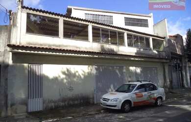 Imagem: A casa possui 3 Dormitórios, 2 Banheiros, 4 Vagas na garagem