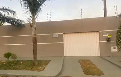 Imagem 1: Casa para alugar. Piscina, 258m² de Área, 2 Vagas na garageme4 Dormitórios