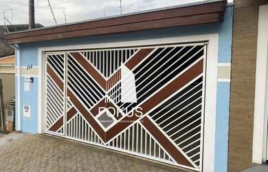 Imagem: A casa possui 3 Dormitórios, 2 Banheiros, 2 Vagas na garagem