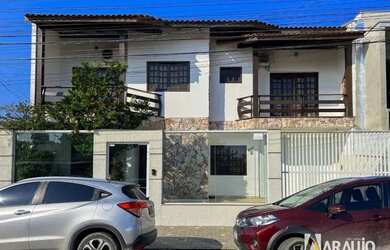 Imagem: A casa possui 4 Dormitórios, 4 Banheiros, 2 Vagas na garagem