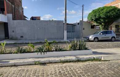 Imagem: A casa possui 3 Dormitórios, 2 Banheiros e 5 Vagas na garagem