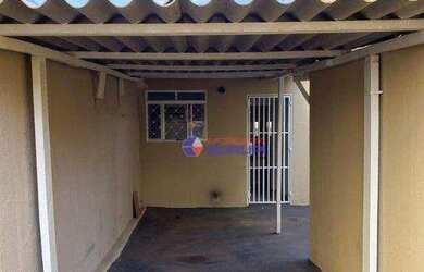 Imagem: A casa possui 1 Dormitório, 1 Banheiro, 1 Vaga na garagem