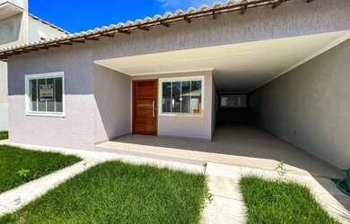 Imagem: A casa possui 3 Dormitórios, 2 Banheiros, 2 Vagas na garagem