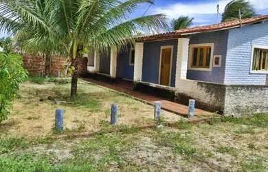 Imagem: A casa possui 2 Dormitórios, 1 Banheiro, 2 Vagas na garagem