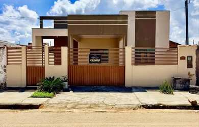 Imagem: A casa possui 3 Dormitórios e 2 Banheiros e está localizado