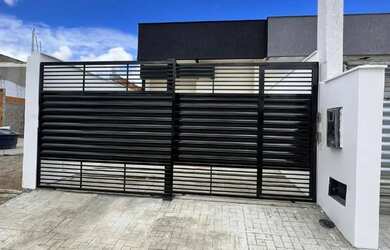 Imagem: A casa possui 3 Dormitórios e 2 Banheiros e está localizado