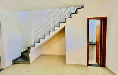 Imagem: A casa possui 2 Dormitórios, 2 Banheiros, 2 Vagas na garagem