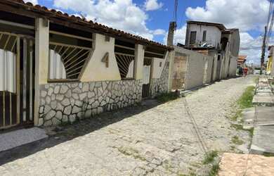 Imagem: A casa possui 3 Dormitórios, 2 Banheiros, 2 Vagas na garagem