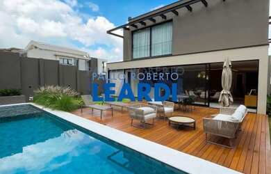 Imagem: A casa em condomínio possui 5 Dormitórios, 5 Banheiros, 5