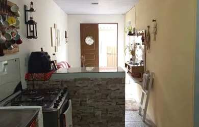 Imagem: A casa possui 2 Dormitórios e 1 Banheiro e está localizado