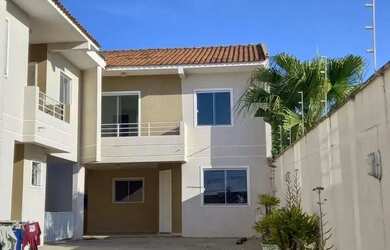 Imagem: A casa possui 3 Dormitórios, 2 Banheiros, 2 Vagas na garagem