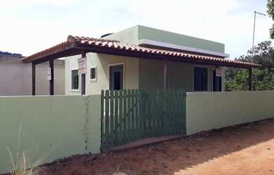 Imagem: A casa possui 2 Dormitórios, 1 Banheiro, 2 Vagas na garagem