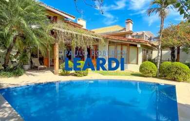 Imagem: A casa em condomínio possui 4 Dormitórios, 5 Banheiros, 3