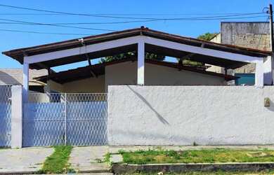 Imagem: A casa possui 4 Dormitórios, 3 Banheiros, 2 Vagas na garagem