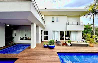 Imagem: O apartamento possui 4 Dormitórios, 5 Banheiros, 4 Vagas na