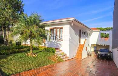 Imagem: A casa possui 4 Dormitórios, 4 Banheiros, 5 Vagas na garagem