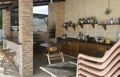 Imagem: A casa possui 4 Dormitórios, Acomodam 20 pessoas, 5 Vagas na