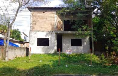 Imagem: A casa possui 4 Dormitórios, 3 Banheiros, 2 Vagas na garagem