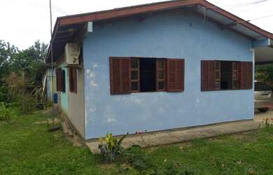 Imagem: A casa possui 3 Dormitórios, 2 Banheiros, 1 Vaga na garagem