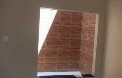 Imagem: A casa possui 2 Dormitórios, 1 Banheiro, 2 Vagas na garagem