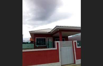 Imagem: A casa possui 3 Dormitórios, 2 Banheiros, 1 Vaga na garagem