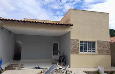 Imagem: A casa possui 3 Dormitórios, 2 Banheiros, 5 Vagas na garagem