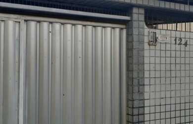 Imagem: A casa possui 3 Dormitórios, 1 Banheiro, 2 Vagas na garagem