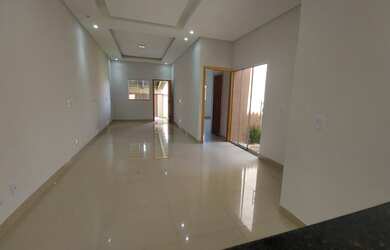 Imagem: A casa possui 3 Dormitórios, 2 Banheiros, 2 Vagas na garagem