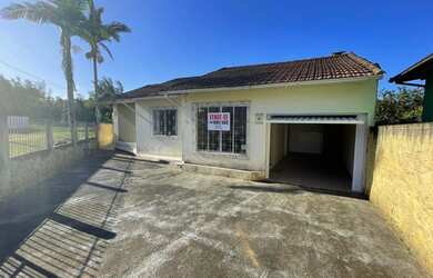 Imagem: A casa possui 4 Dormitórios, 2 Banheiros, 2 Vagas na garagem