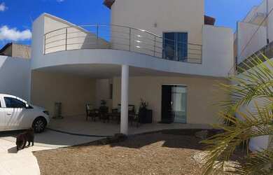 Imagem: A casa possui 4 Dormitórios, 5 Banheiros e 3 Vagas na garagem